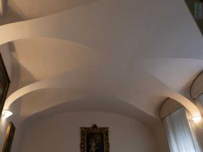 ...con una particolare volta unghiata. �Questa originariamente era la cappella del complesso � ci racconta la madre superiora -. Quando la comunit� si ampli� fu costruita intorno agli anni 50 l�attuale chiesa�